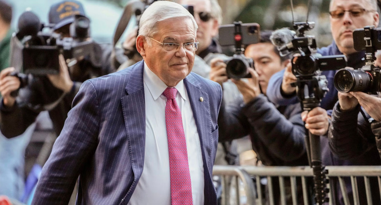 Экс-сенатора США Менендеса приговорили к 11 годам за коррупцию.