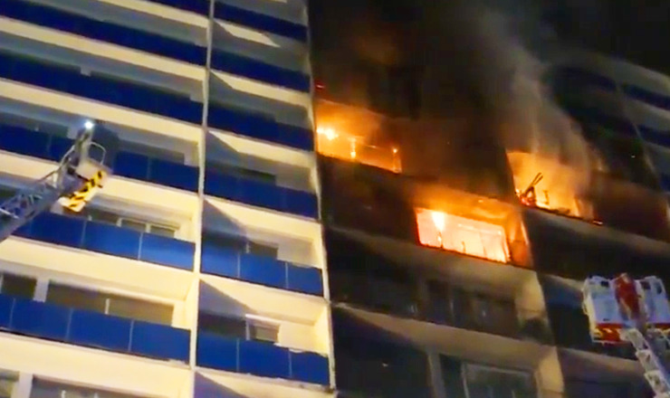 В Париже загорелось здание вблизи больницы: есть погибшие.