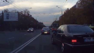 Şoferii continuă să încalce regulile de circulaţie, punând în pericol viaţa pietonilor şi a celorlalţi participanţi la trafic.