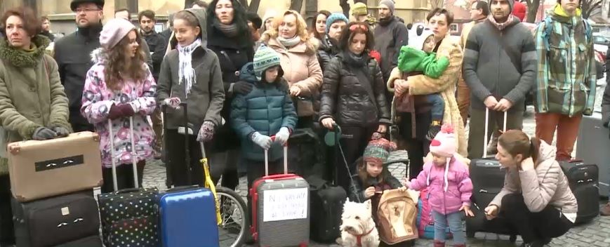 România: Flashmob cu geamantane în fața sediului PSD Sibiu. Foto: digi24.ro