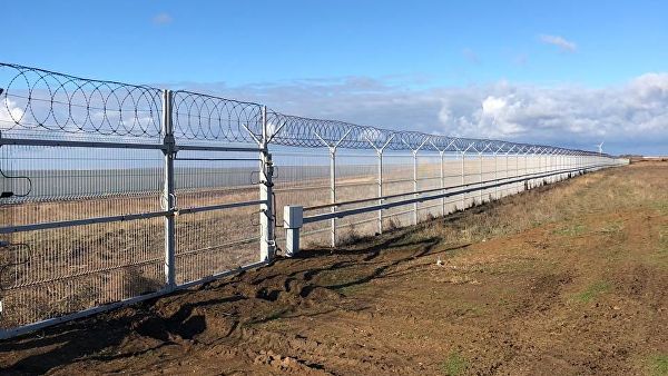 На севере Крыма закончены работы по возведению заграждения на российско-украинском участке границы. 