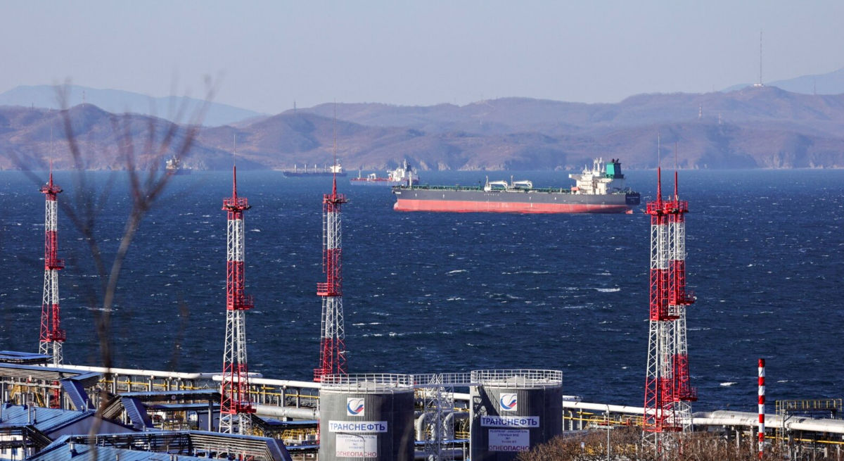Китай и Индия остановили закупку российской нефти на фоне санкций. Фото: Reuters