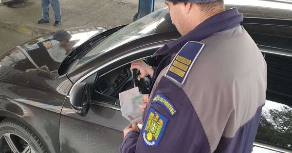 Пограничники задержали парня, спрятавшего поддельные права в паспорте