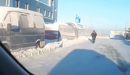 Сибиряк проехался на велосипеде в сорокаградусный мороз и восхитил соцсети.