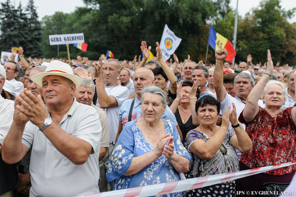 Organizatorii protestului, membrii Platformei „Demnitate şi  Adevăr”, au dat citire unei rezoluţii.