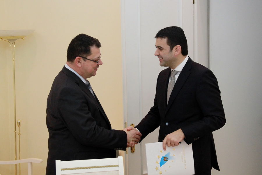 Prim-ministrul Chiril Gaburici a avut o întrevedere cu Ambasadorul Turciei în Republica Moldova, Mehmet Selim Kartal. Foto: curentul.md