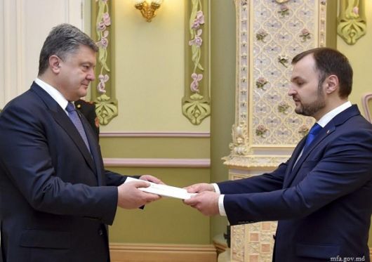 Глава украинского государства пожелал новому молдавскому послу больших успехов.