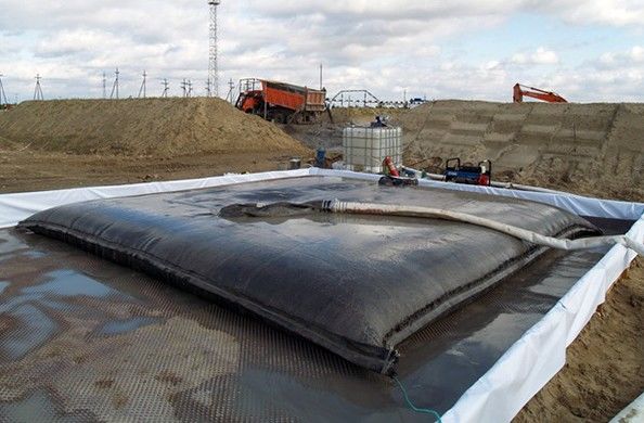 Circa 76 de mii metri cubi de nămol au fost transportaţi din tuburile geotextile de pe platformele special amenajate în depozitele Staţiei de epurare din Chişinău. 
