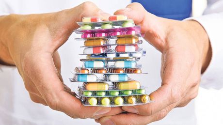 Oamenii, bucuroşi la auzul veştii că medicamentele se ieftinesc din 1 aprilie. Foto: ziare.com