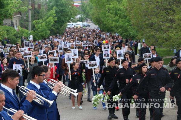 Празднование Дня Победы в этом году собрало в столице автономии несколько тысяч человек.