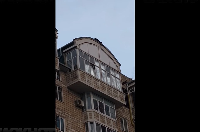 38-летняя женщина пыталась покончить с собой и спрыгнуть с крыши многоэтажки.