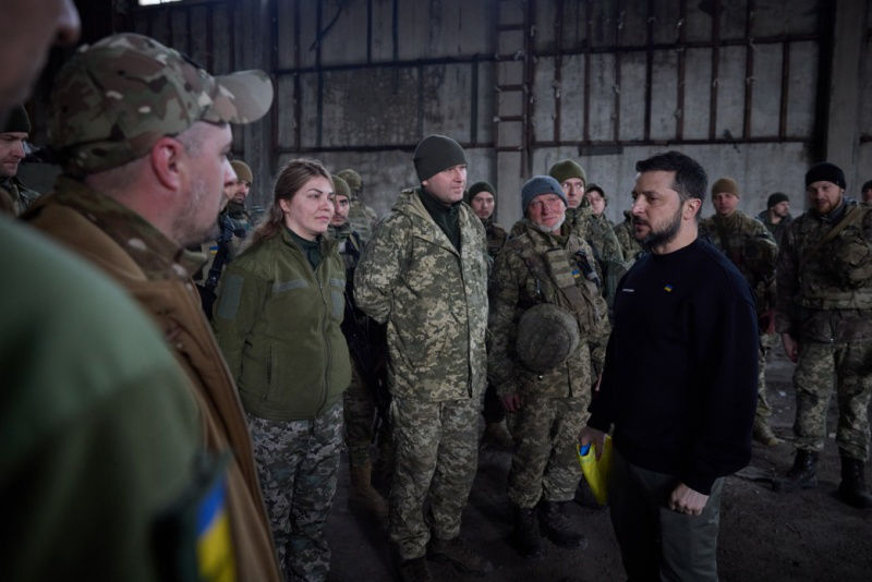 Зеленский посетил украинские позиции на Бахмутском направлении.