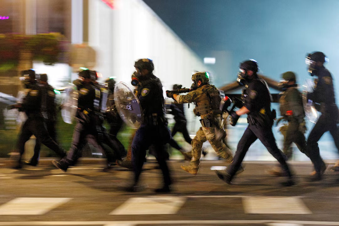 Trump a ordonat trimiterea trupelor pentru protejarea orașului Portland de mișcarea Antifa.