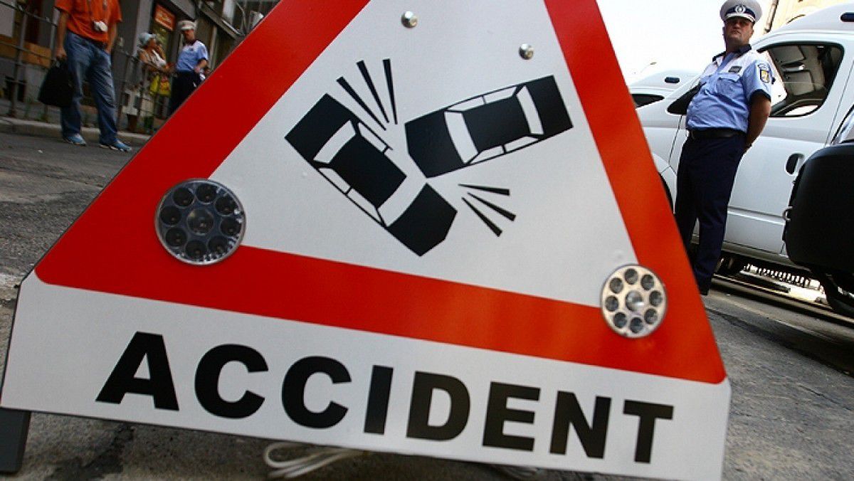 Un bărbat a ajuns la spital după ce automobilul în care se afla a fost lovit de o maşină cu girofar. Foto: publika.md