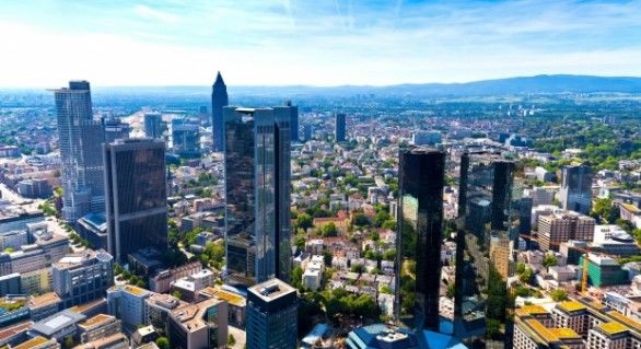 Oraşul Frankfurt se remarcă în lupta pentru marii bancheri europeni din Londra, care vor fi nevoiţi să se mute în jurul unui alt centru financiar din cadrul Uniunii Europene, potrivit Bloomberg.