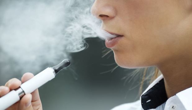 De asemenea, studiile din trecut au asociat consumul acestor ţigări cu boli de plămâni şi au examinat toxicitatea vaporilor ţigărilor.