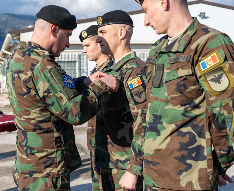 Militarii moldoveni, decorați pentru contribuția lor în misiunea Eufor Althea.
