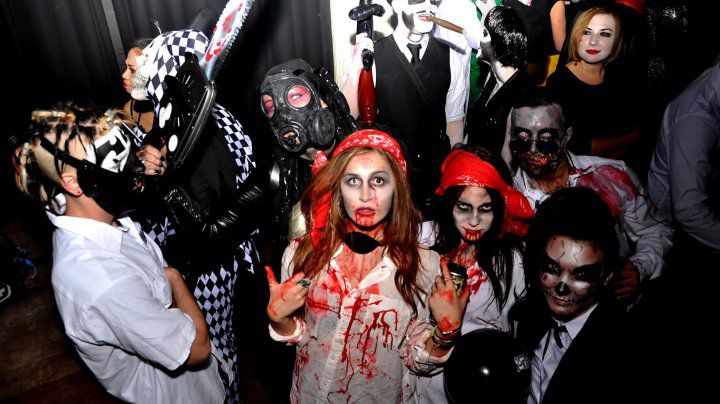 Vampiri, monştri şi vrăjitoare: Tinerii au sărbătorit Halloween-ul