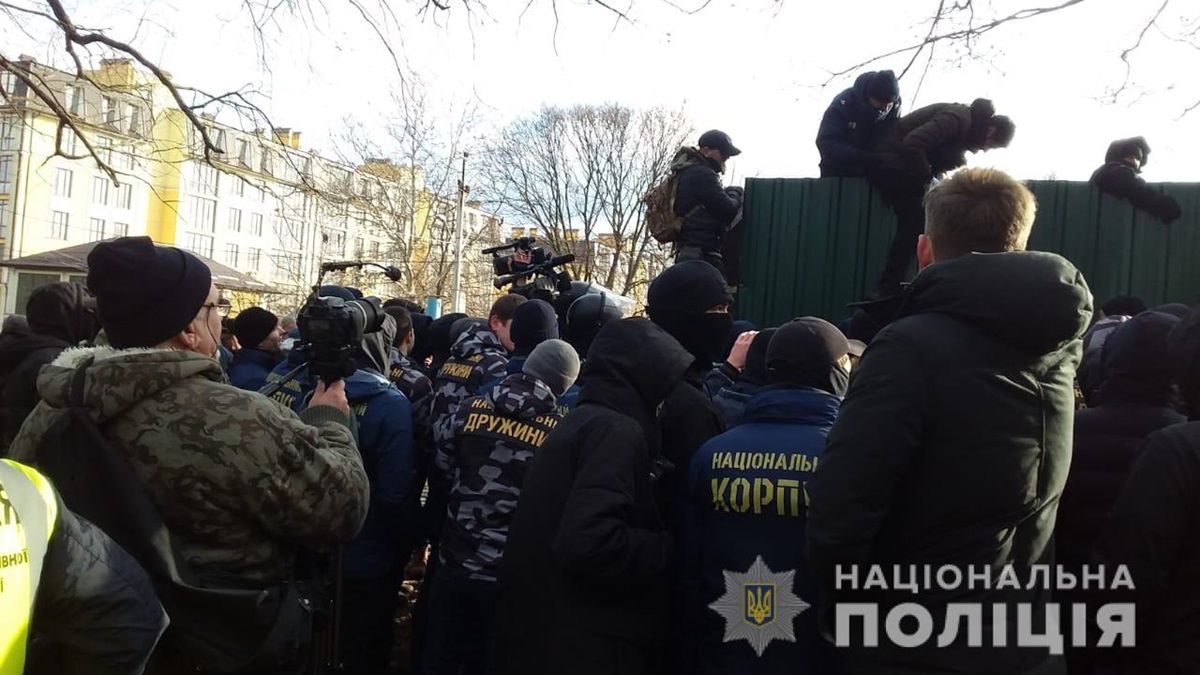 В отношении активистов открыли дела за сопротивление работникам полиции.