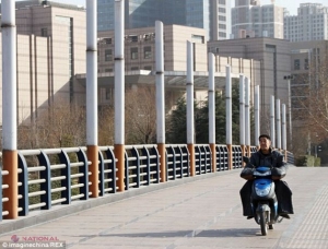 Un pod din Zhengzhou, din provincia Henan, China, este luminat cu nişte stâlpi în formă de ţigări, scrie Daily Mail, citat de capital.ro.