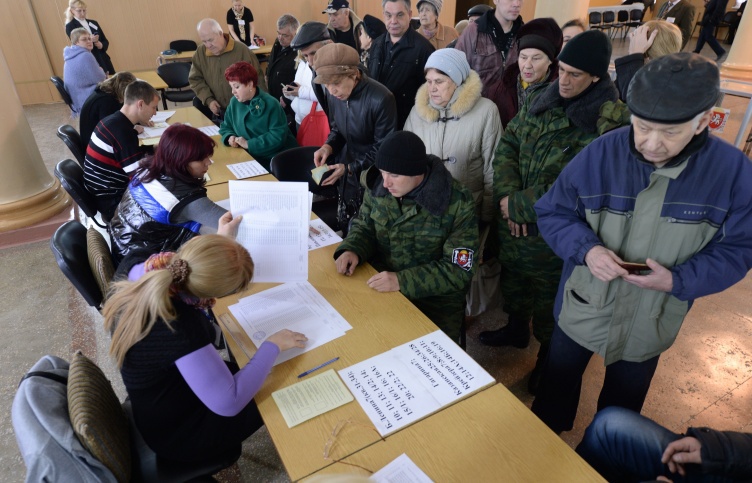 "Люди массово приходят на участки с самого утра, такого не было со времен СССР", - сказал глава комиссии по проведению референдума.