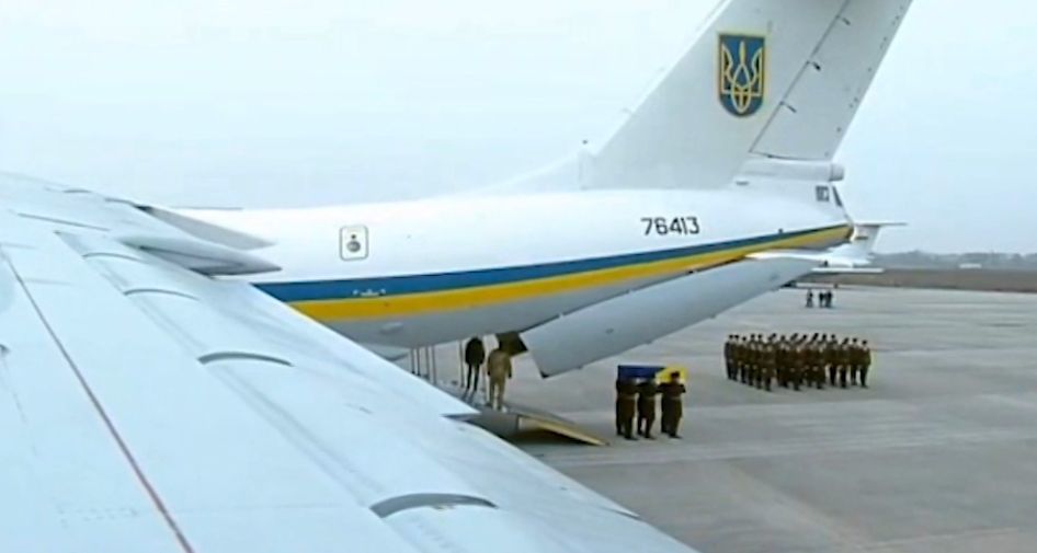Тела погибших в авиакатастрофе в Иране украинцев доставили в Киев.