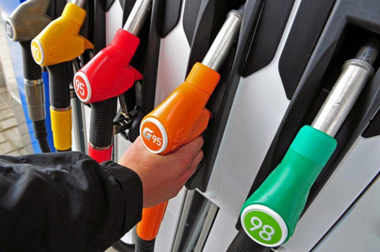 В начале ноября розничные цены на нефтепродукты также снижались в цене. Фото: academ.info
