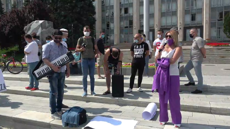 Певцы, музыканты, фотографы, владельцы кафе и ресторанов протестовали у правительства.