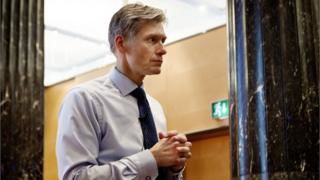 Глава Danske Bank увольняется из-за скандала с отмыванием денег из России.