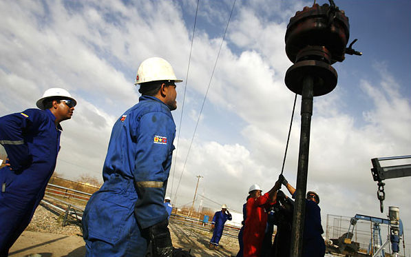 Цены на нефть начали опускаться с $100 за баррель в середине 2014 года.