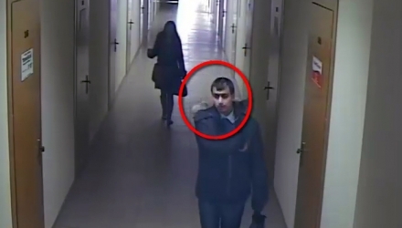 Suspectul a fost surprins de camerele de luat vederi instalate pe hol.