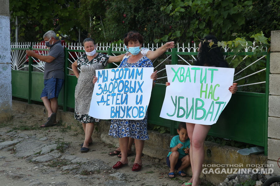Участники акции начали скандировать «Убрать антенну!».
