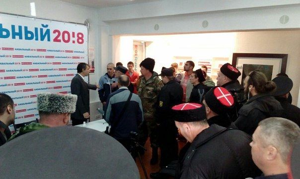 В предвыборном штабе Навального в Краснодаре люди в казачьей форме устроили погром.