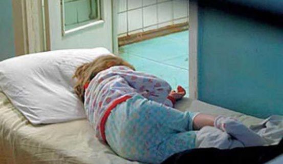 Специалисты рекомендуют родителям чаще мыть фрукты. Фото: pastinfo.am