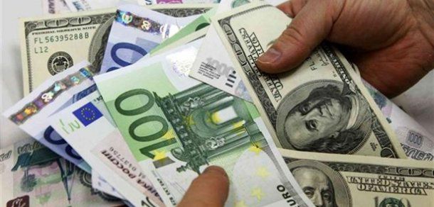 Cumpărările de valută în numerar s-au majorat cu 10,4%, iar vânzările au crescut cu 8,5%. Foto: b1.ro