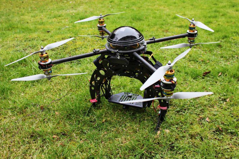 Agricultorii pot folosi drone pentru inspectarea terenurilor. 