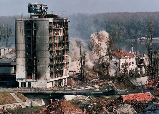 Министр обороны Сербии осудил бомбардировки НАТО 1999 года.
