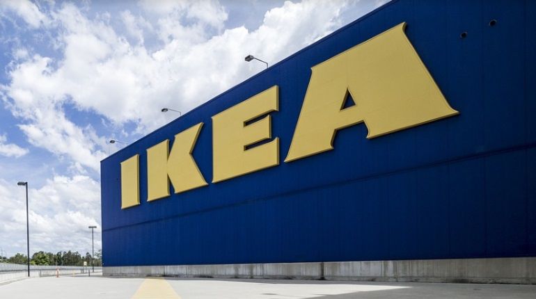 IKEA начала производить медицинские маски.