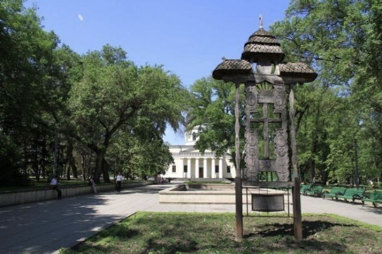 Новая троица была установлена в сквере Кафедрального собора.