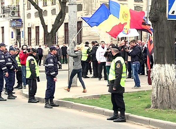 Домника Чемортан, приняв участие в марше, вела себя достаточно активно, размахивая флагом Румынии у здания российского посольства.