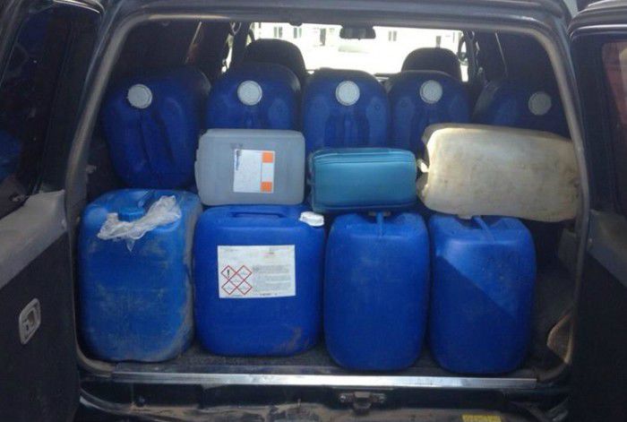 Oamenii legii au depsitat o tonă de lichid cu miros specific de etanol. Foto: customs.gov.md