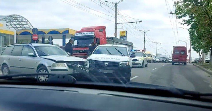 Автомобиль частной охранной компании попал в аварию в столице.
