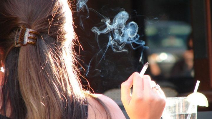 O nemţoaică riscă să facă pușcărie dacă va mai continua să fumeze pe balconul ei. Foto: sursadesanatate.ro