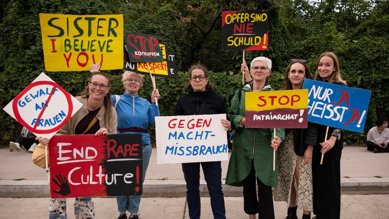 Сотни человек в Вене вышли на митинг против концерта Rammstein.