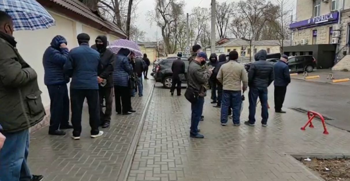 Перед зданием Конституционного суда в столице проходит протест.