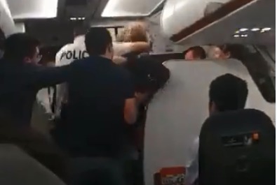 В авиакомпании заявили, что вся компания вела себя неадекватно и угрожала безопасности. 