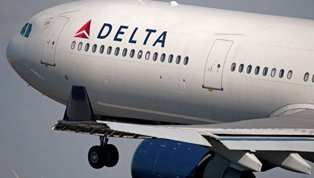 Бортпроводник Delta Air Lines разбил бутылку о голову буйного пассажира.
