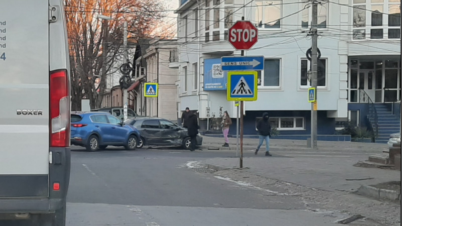 В центре Кишинева произошла авария: водитель проигнорировал знак «Стоп».