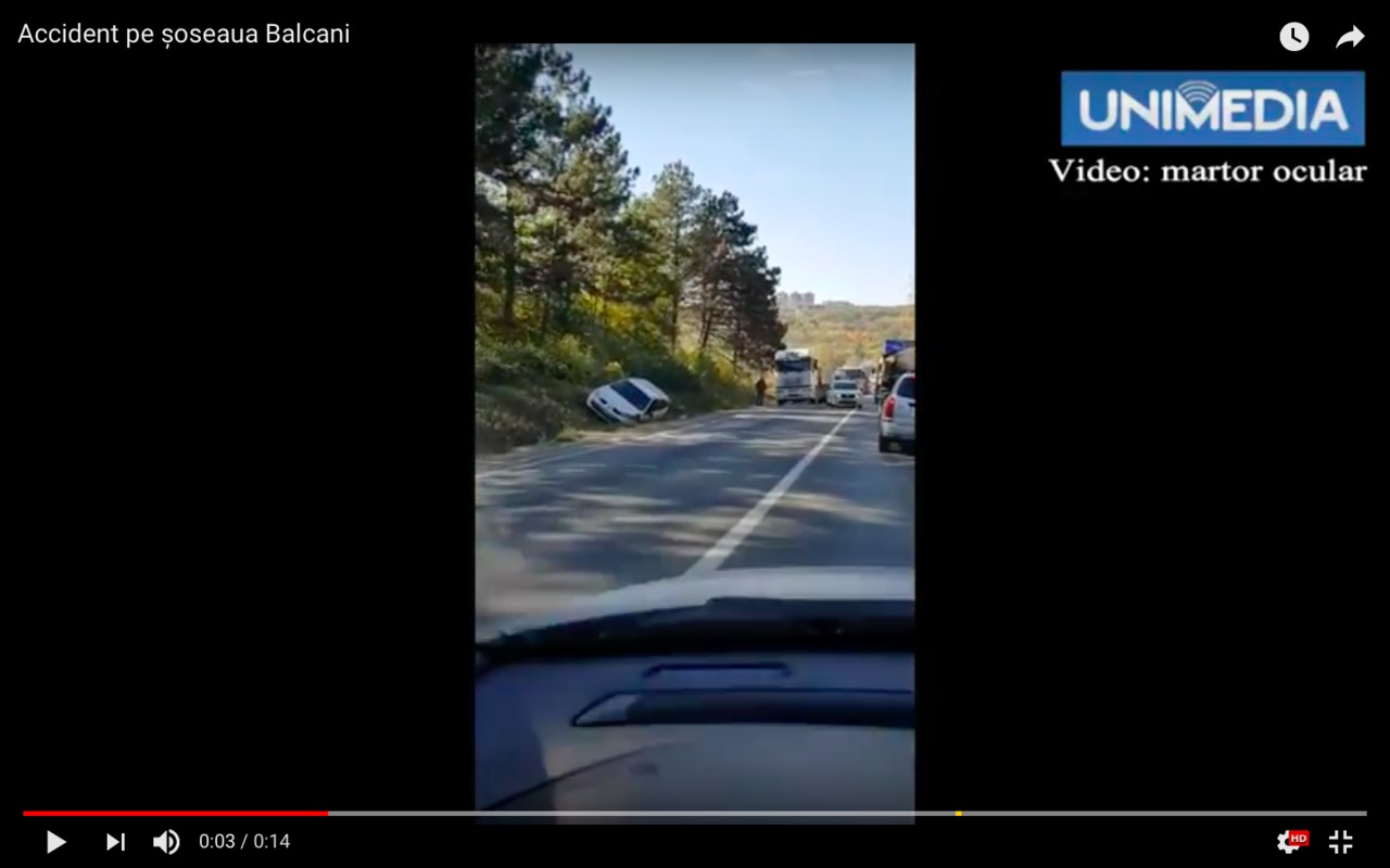 Un Renault a ajuns într-un șanț pe șoseaua Balcani.