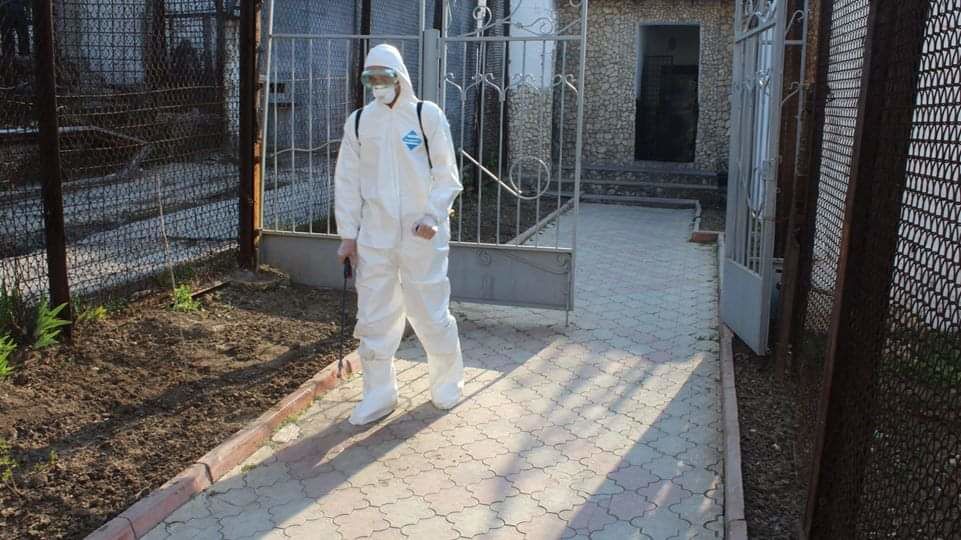 ПРООН обеспечила сотрудников тюрем и судмедэкспертов защитными костюмами.